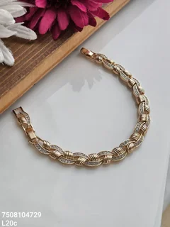 دستبند طلایی بافت‌دار، درخشش ظریف و طراحی شیک